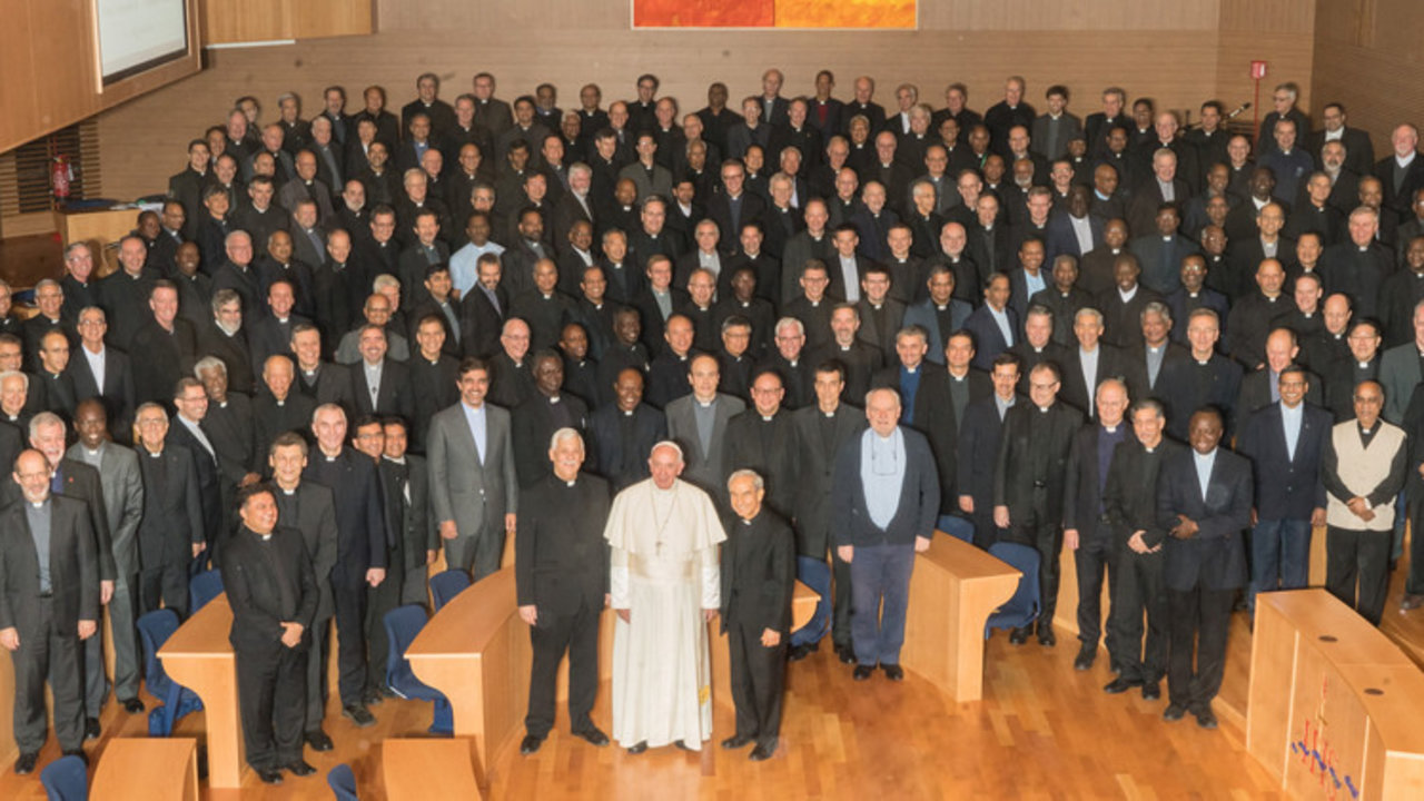 El Papa Francisco, con los delegados de la Congregación General número 36 de los jesuitas. 