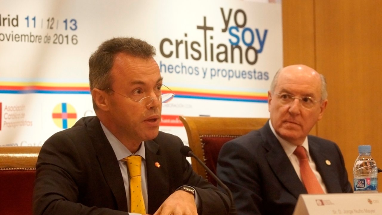 Jorge Nuño (a la izquierda) junto al presidente de la ACdP y de la Fundación Universitaria San Pablo CEU, Carlos Romero. 