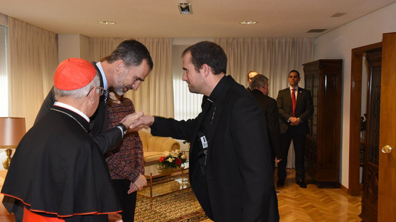 El Rey saluda con una inclinación al obispo de Solsona, Xavier Novell i Gomà. 