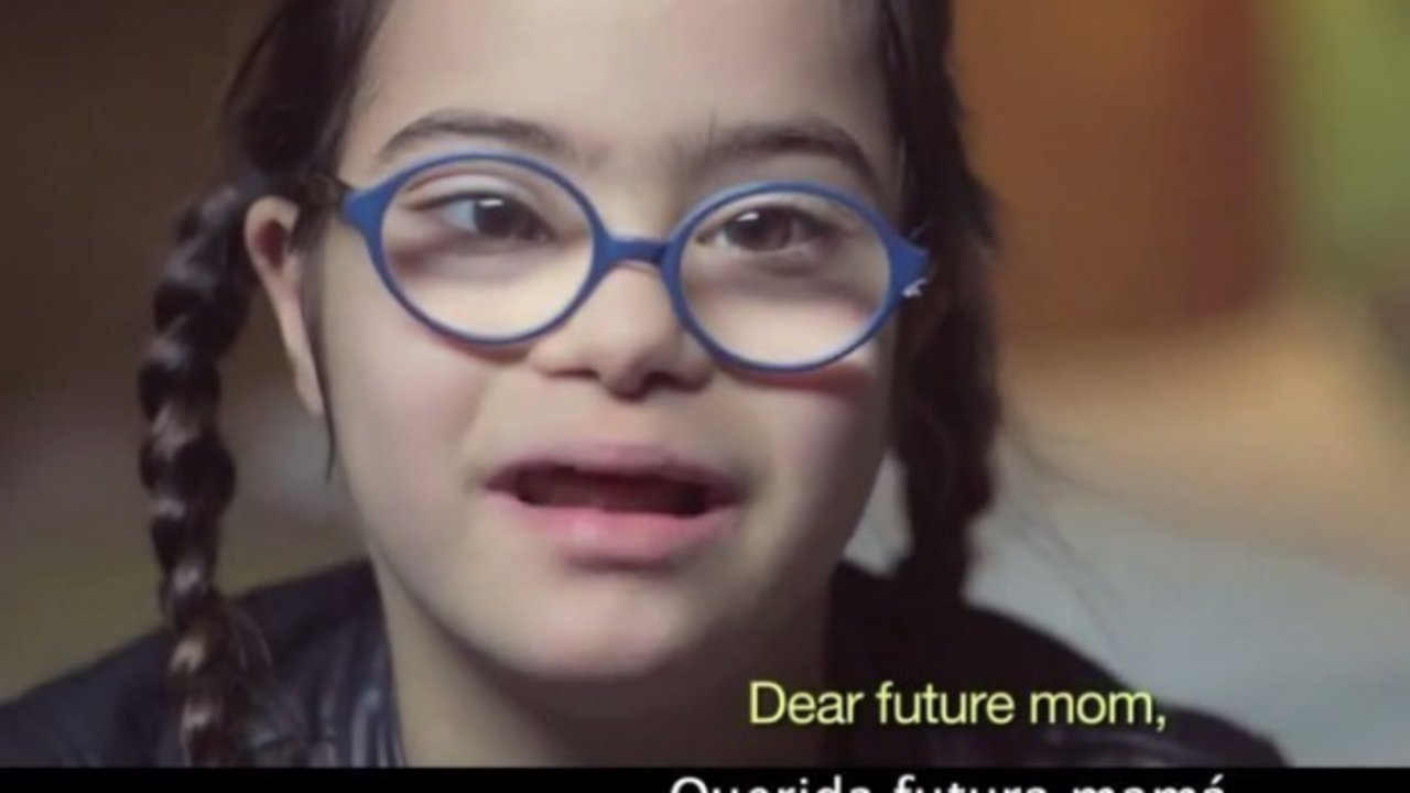 Una niña síndrome de Down que aparece en el vídeo. 