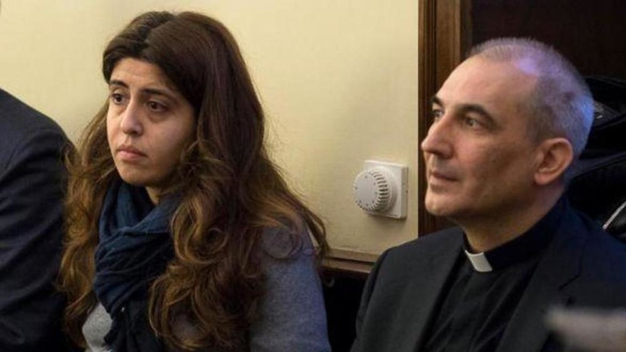 El sacerdote español Lucio Ángel Vallejo Balda junto a Francesca Chaouqui durante el juicio. Foto: La Stampa. 