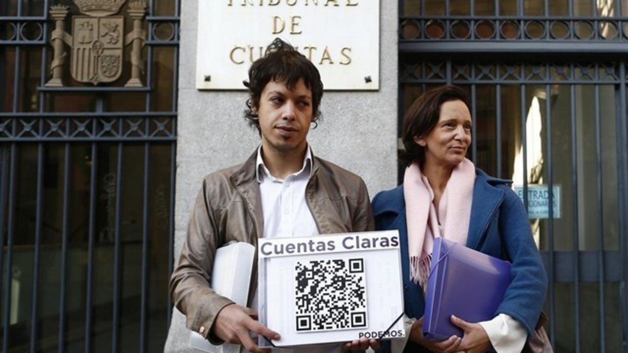 Los diputados de Unidos Podemos, Segundo González y Carolina Bescansa. (Europa Press). 