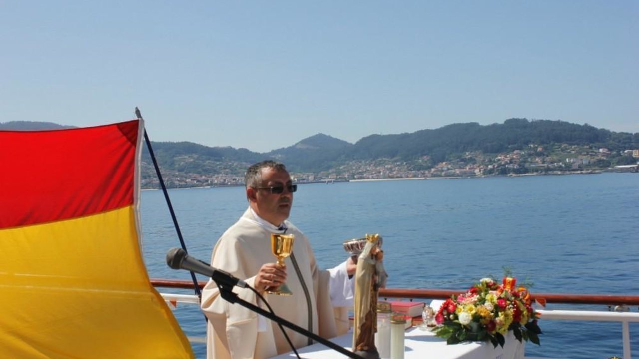 Un capellán de la Armada, celebrando misa. 