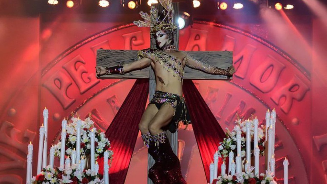 La drag queen representando la crucifixión. 
