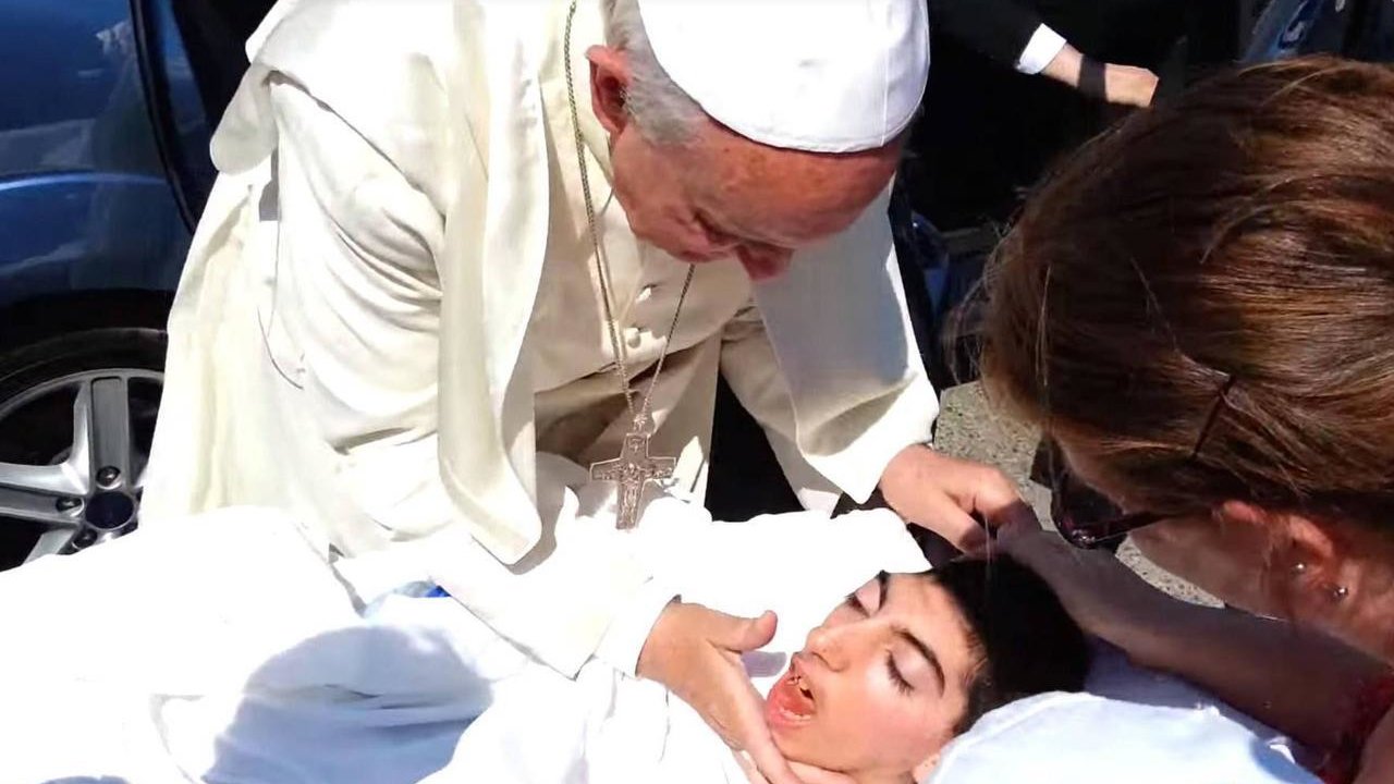 El Papa Francisco bendice a un enfermo. 