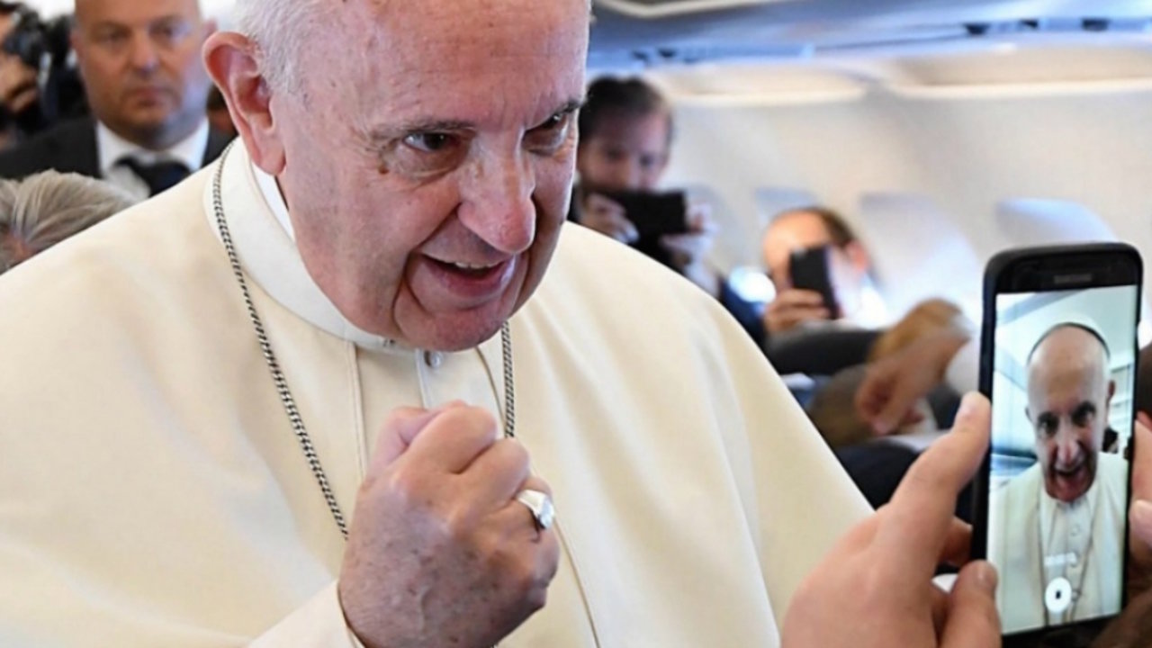 Francisco con los periodistas en el avión papal. 