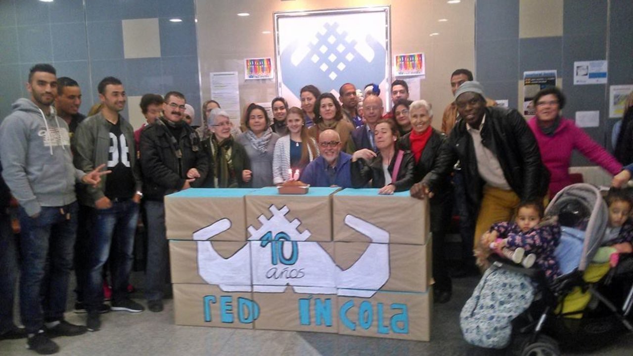 Equipo de Fundación Red Íncola junto con algunos inmigrantes. 