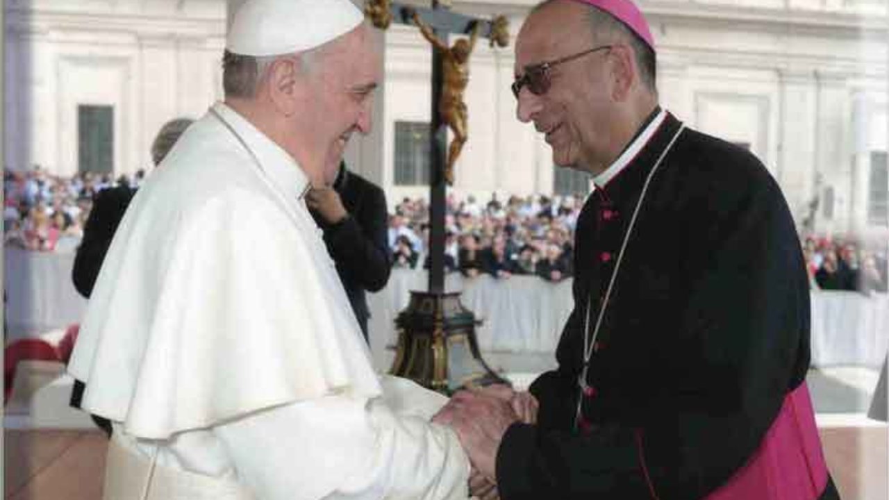 El Papa Francisco y Juan José Omella. 