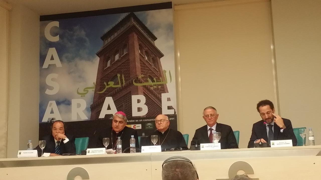 Los arzobispos de Alepo y Basora, junto a otras víctimas de violencia religiosa, en la Casa Árabe de Madrid. 