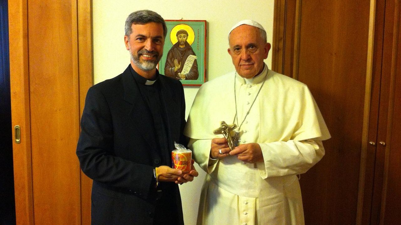 El padre Alexandre Awi Mello con el Papa Francisco. 