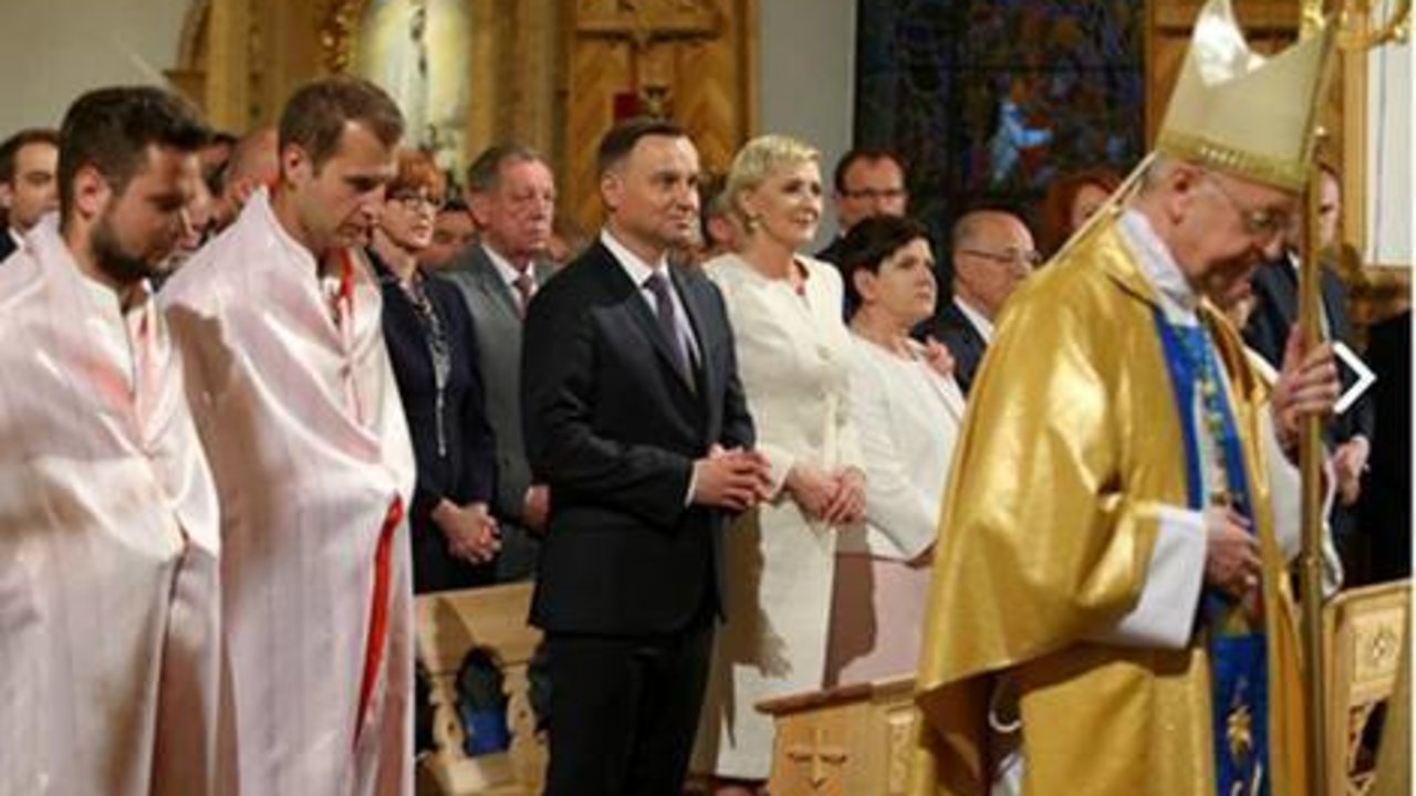 El presidente de Polonia, Andrzej Duda y la Primer Ministro, Beata Szydlo, en el acto de consagración. 