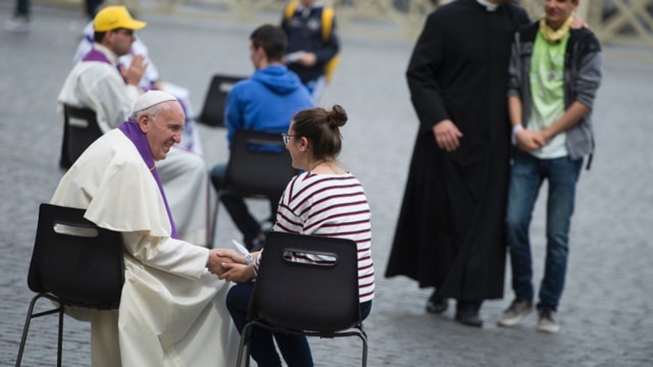 El Papa Francisco, confesando en la Plaza de San Pedro. 