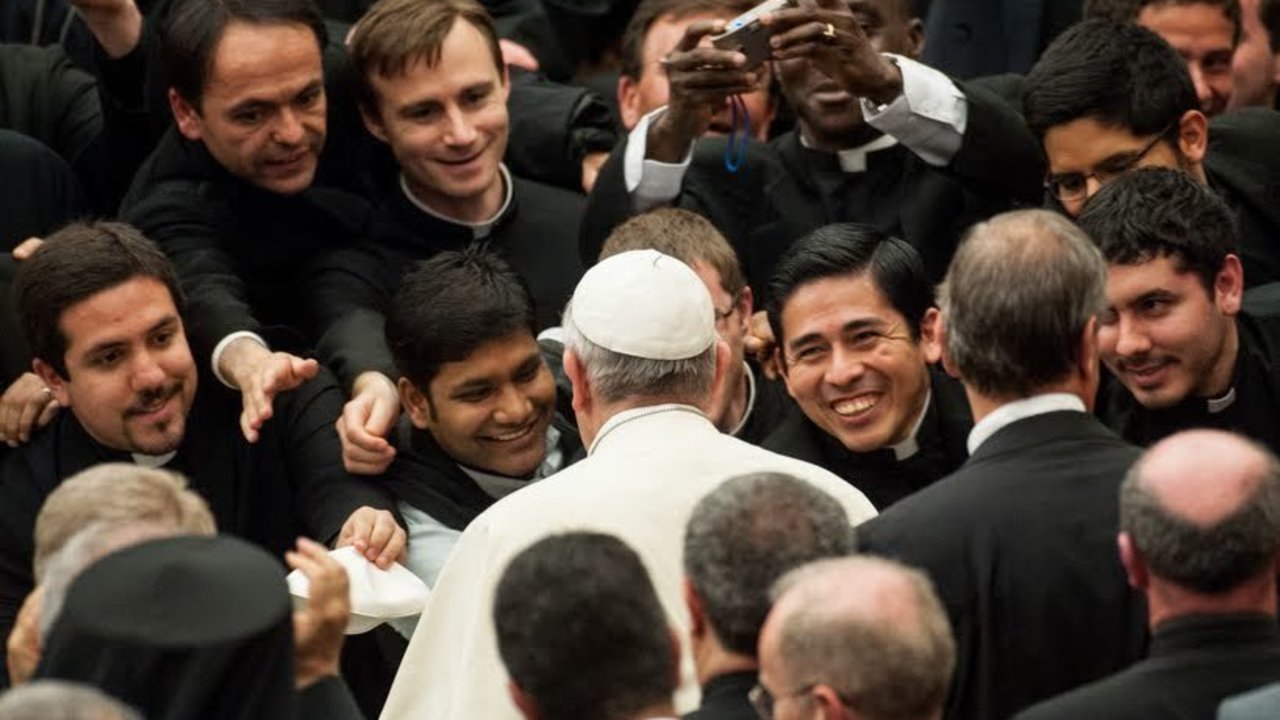 El Papa Francisco con un grupo de seminaristas. 