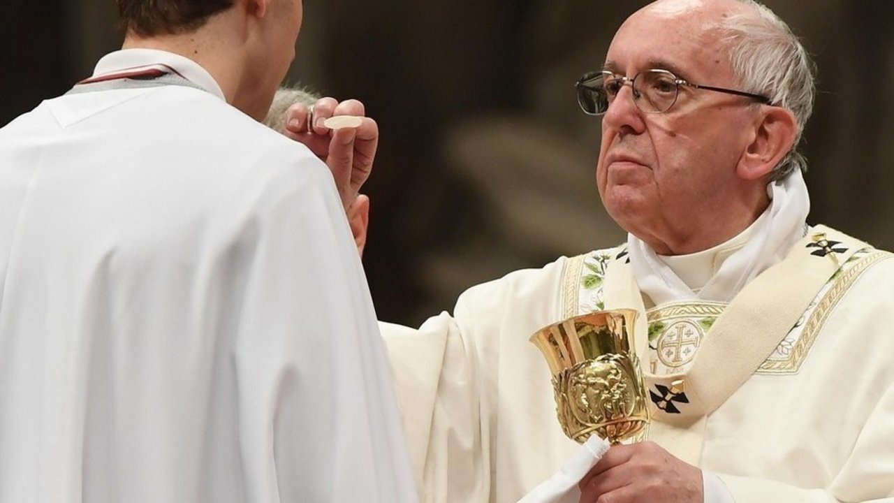 El Papa Francisco dando la comunión. 
