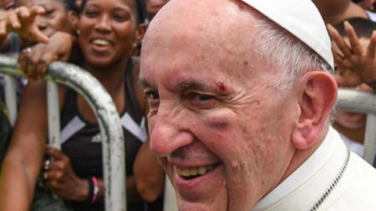 Imagen del Papa Francisco tras el golpe con el cristal del papamovil. (Reuters) 