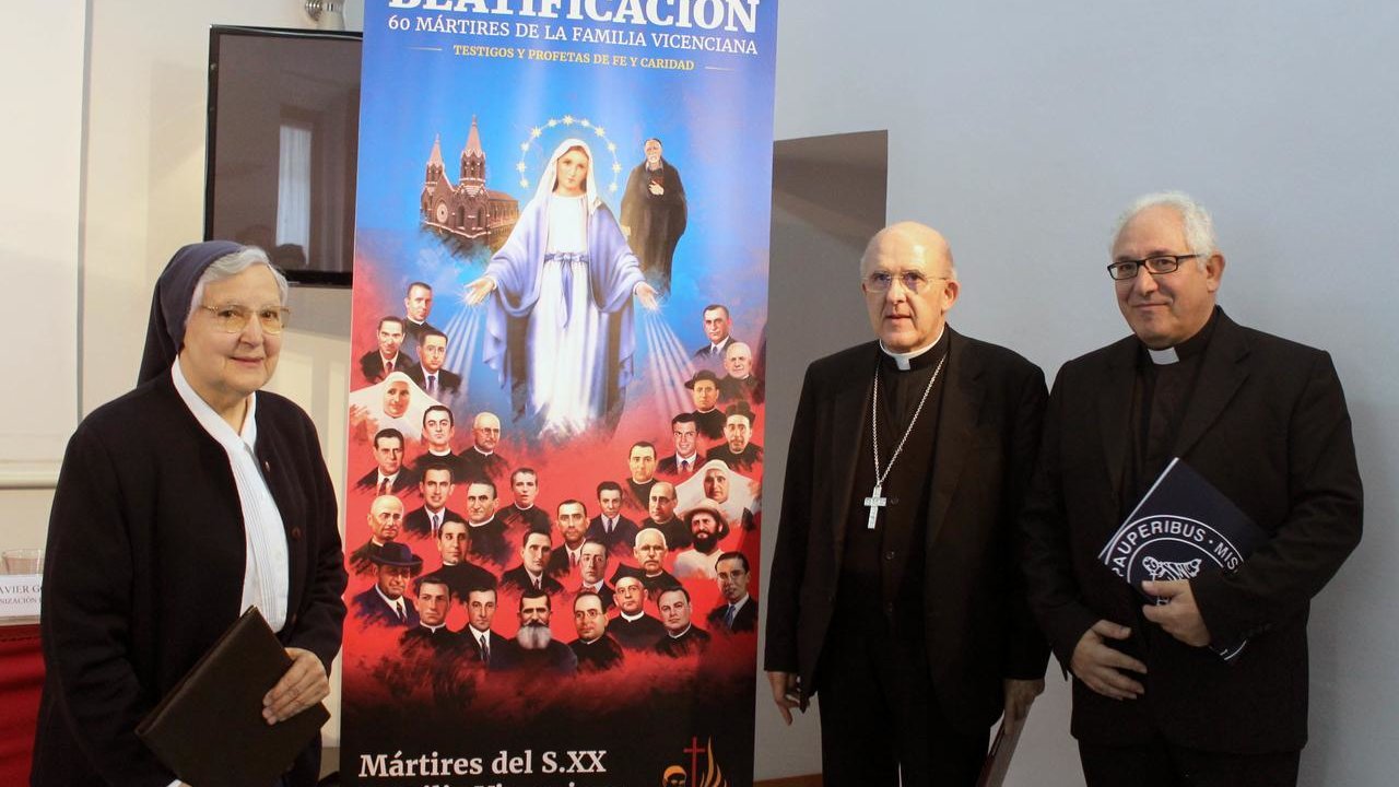 La Hija de la Caridad Ángeles Infante, el cardenal Carlos Osoro y el padre Jesús María González. 