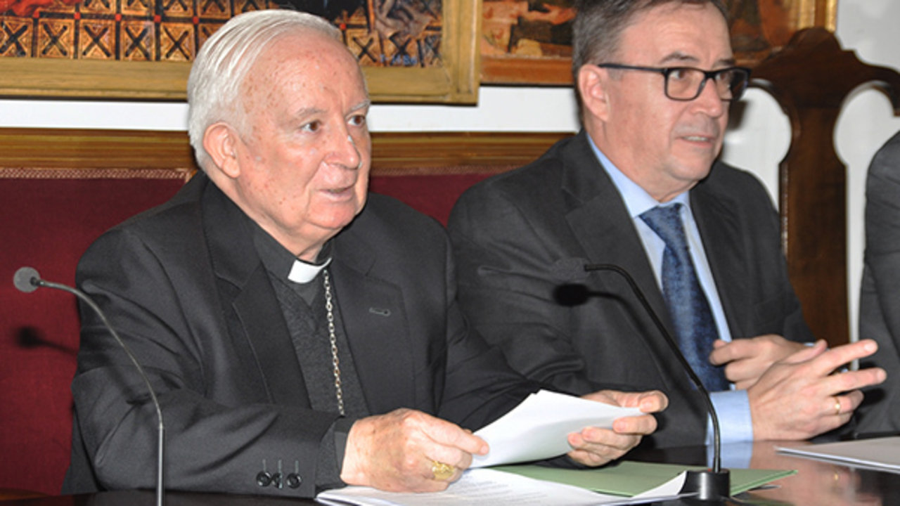 El cardenal Cañizares en la firma del convenio. 
