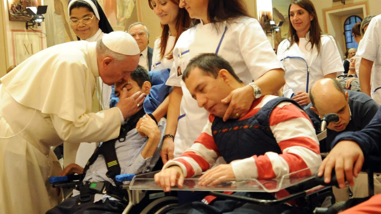 El Papa Francisco con un grupo de discapacitados. 