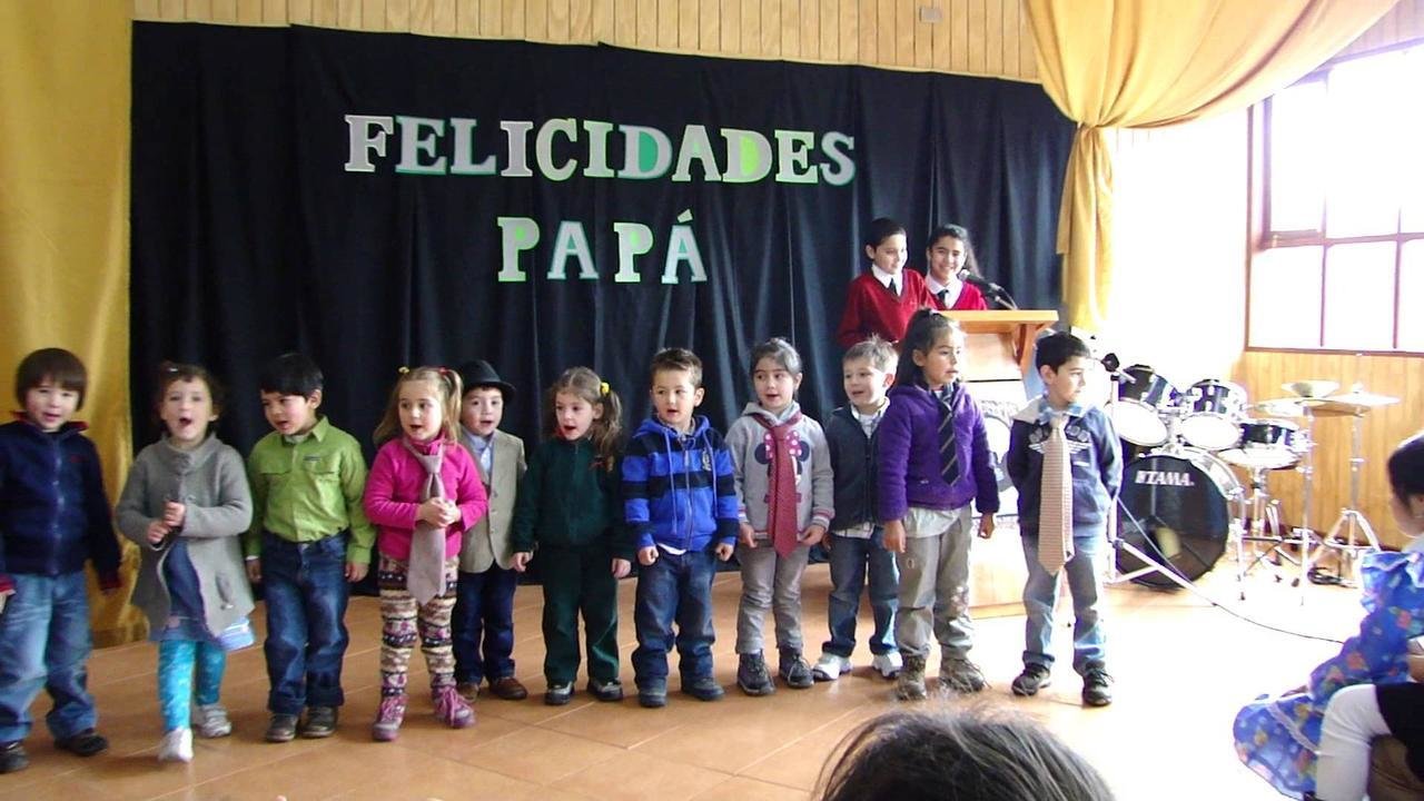 Escolares celebrando el Día del padre. 