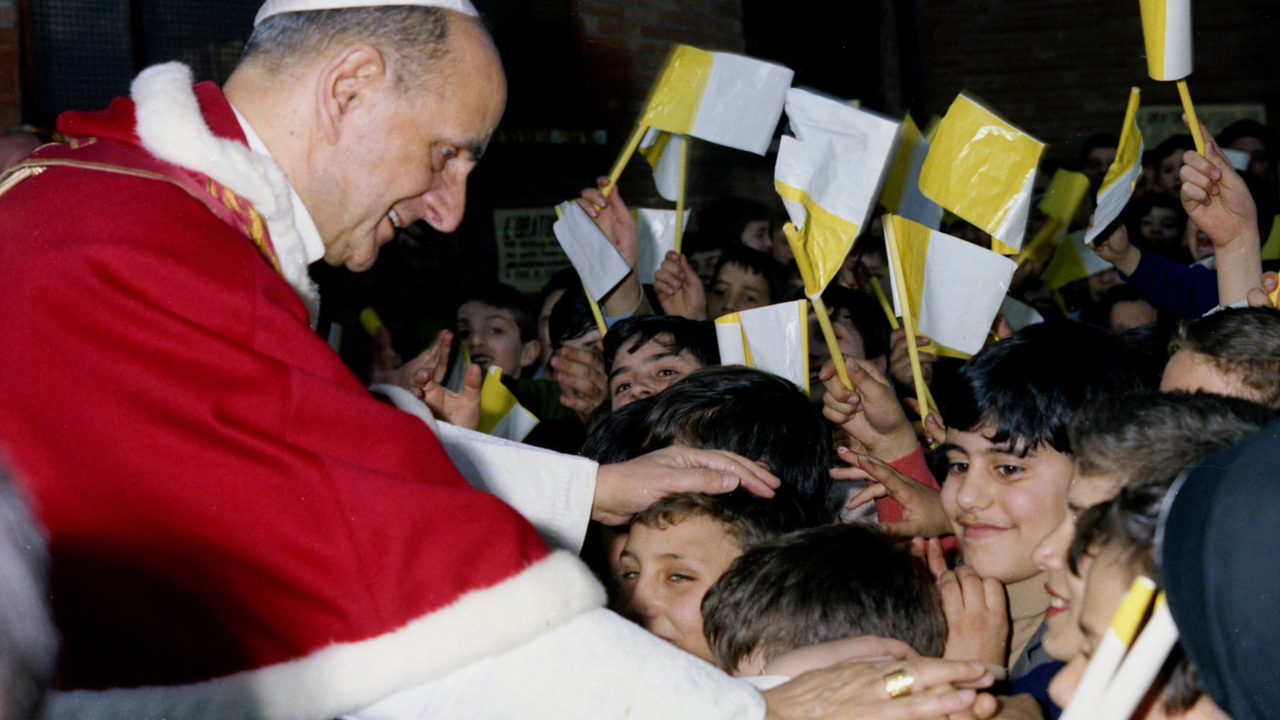  Pablo VI bendice a niños. 
