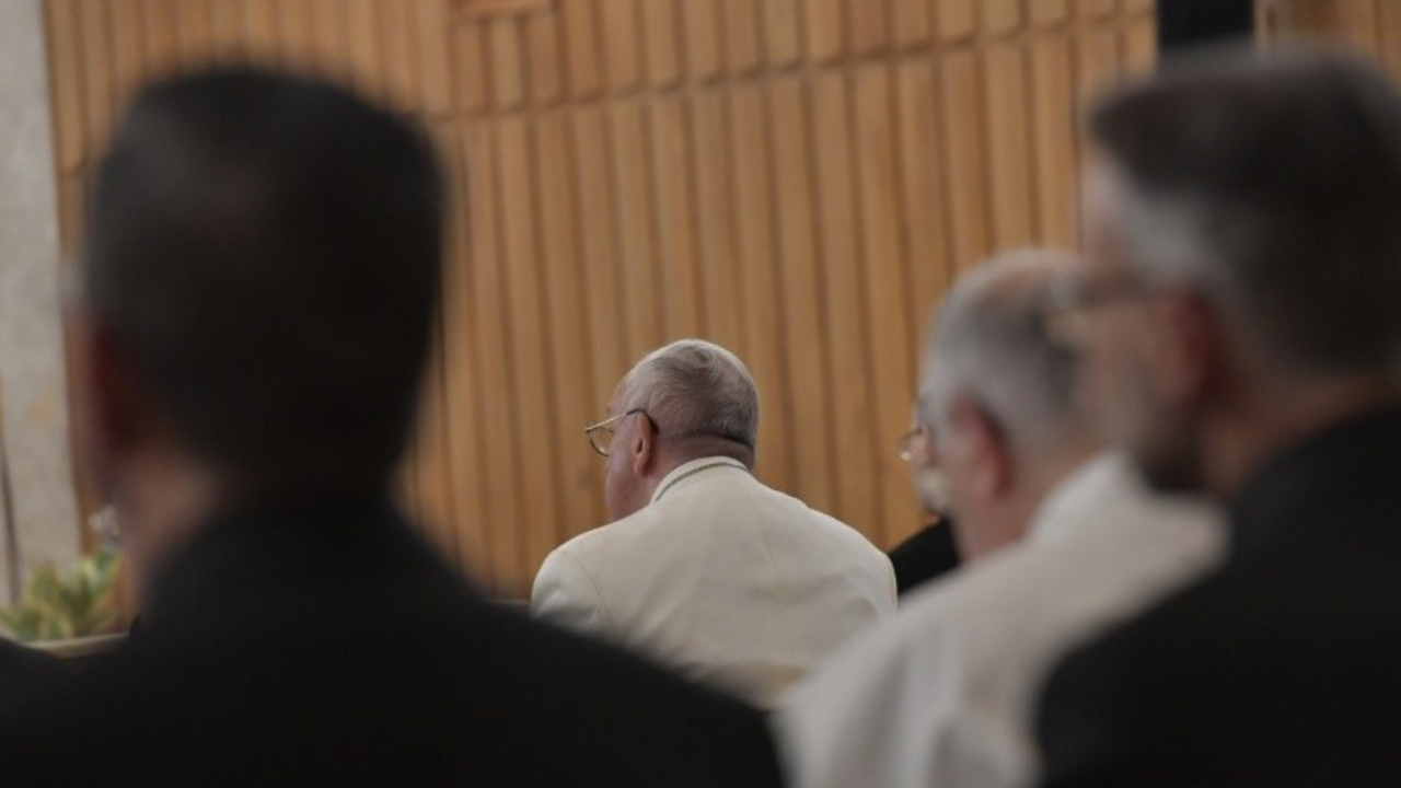 Papa Francisco rezando en sus ejercicios espirituales. 