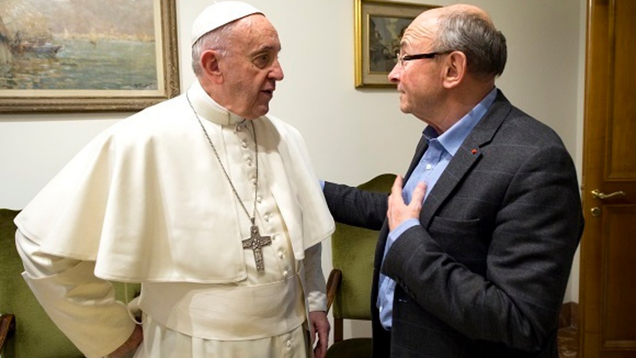 El Papa Francisco con el intelectual francés, Dominique Wolton. 