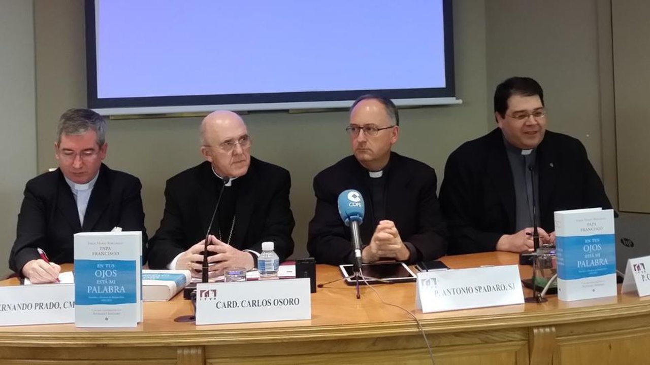 Antonio Spadaro SJ, junto al cardenal Osoro en la presentación del libro. 
