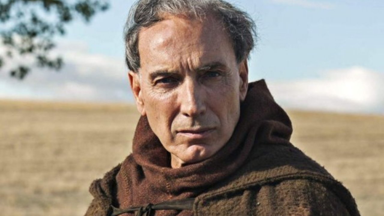 El actor Eusebio Poncela encarna al cardenal Cisneros. 