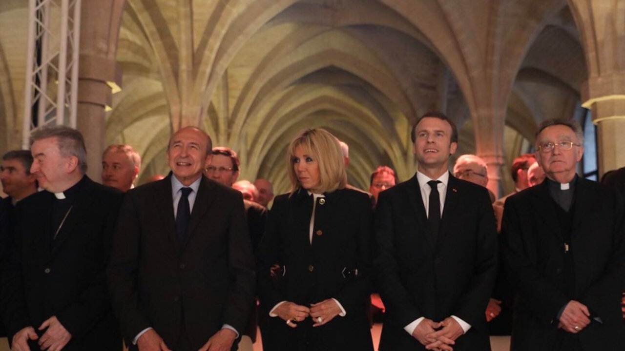 Macron junto a su mujer y obispos franceses. 