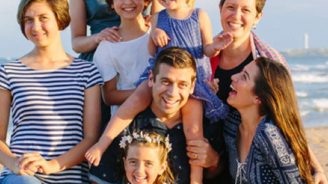 Justin y Kylie Coulson y sus seis hijas. 