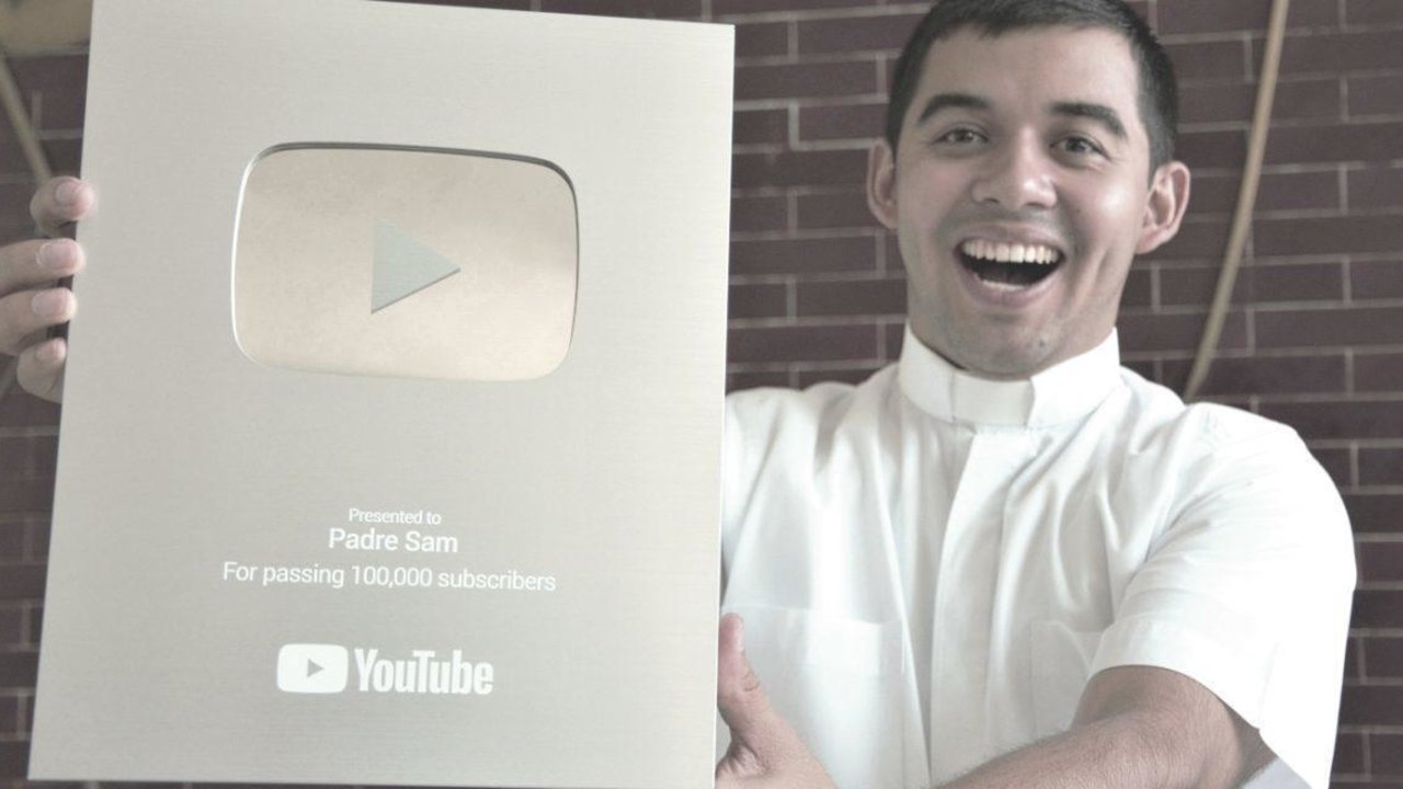 El padre Sam como el botón de plata dde Youtube. 
