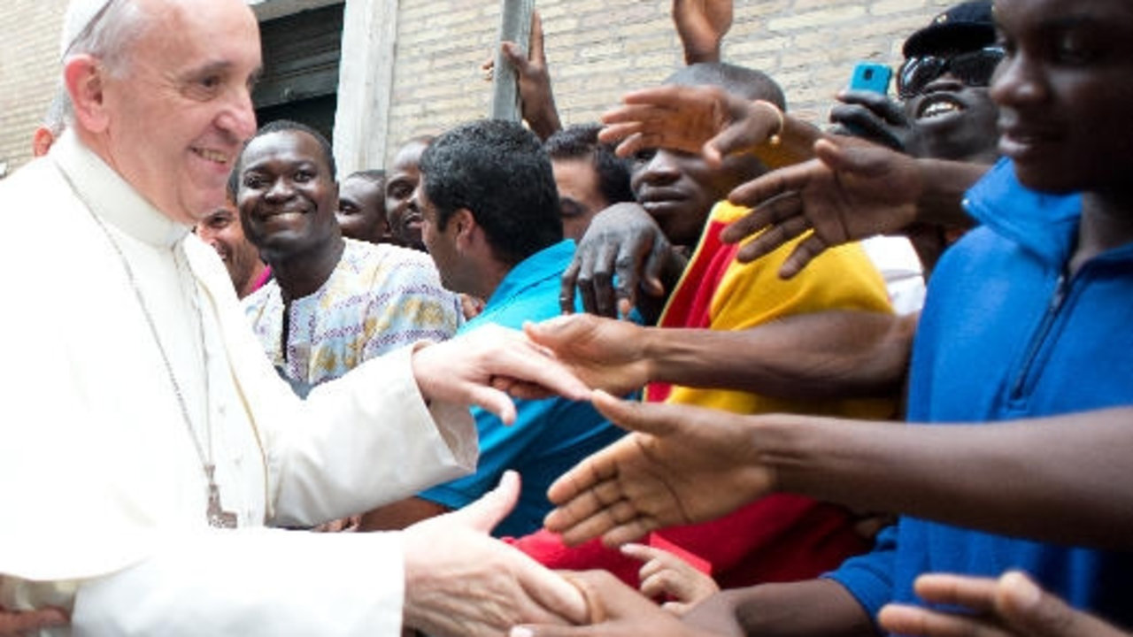 Papa Francisco con migrantes. 
