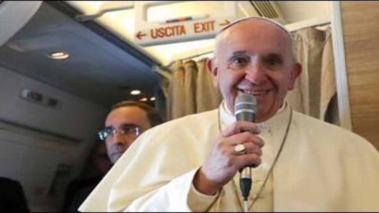 Papa Francisco en el avión.