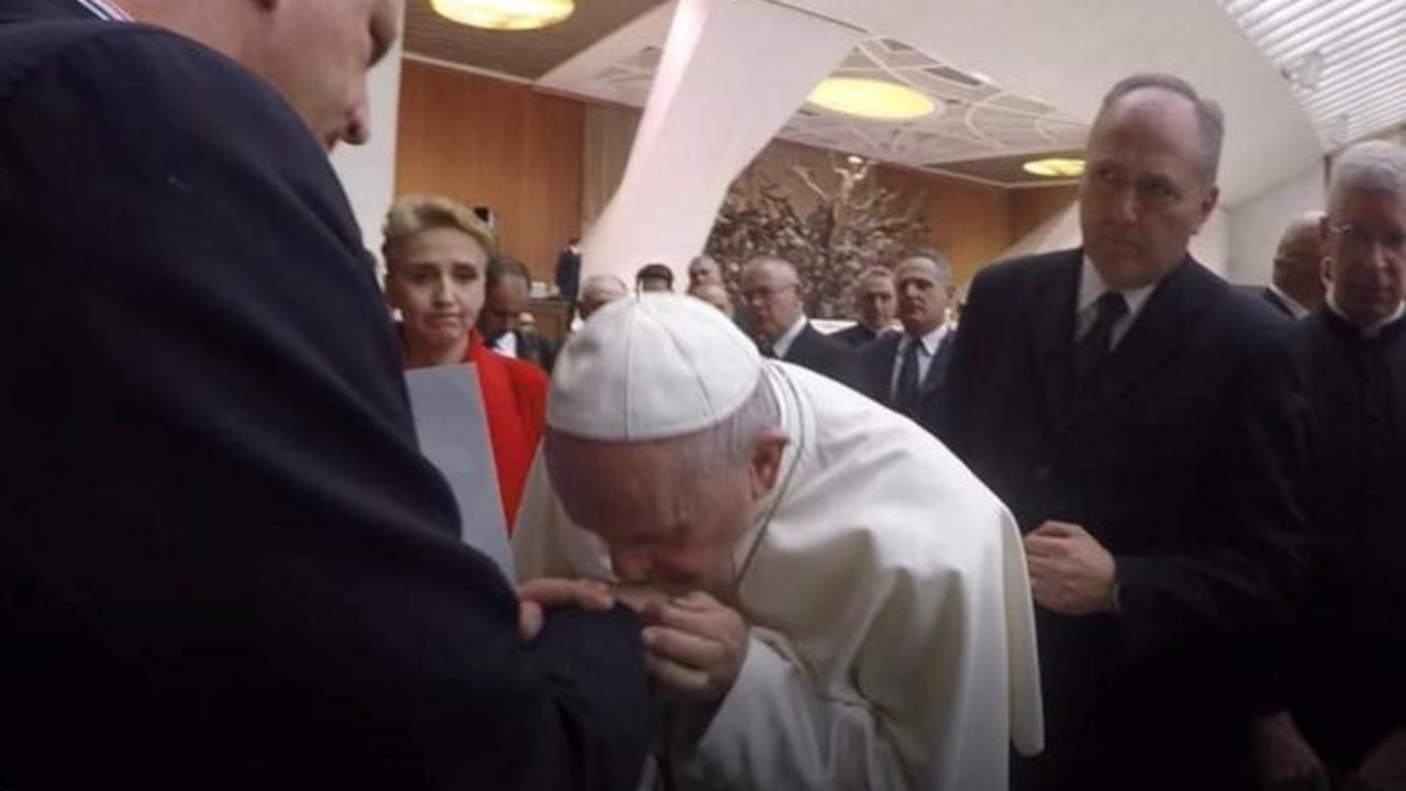 Papa Francisco pide perdón a una víctima de abuso sexual