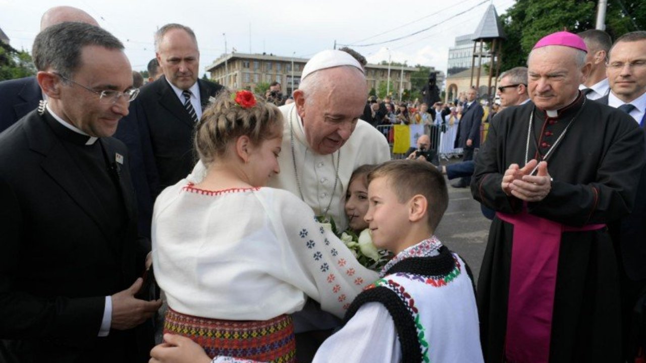 El Papa Francisco con algunas familias