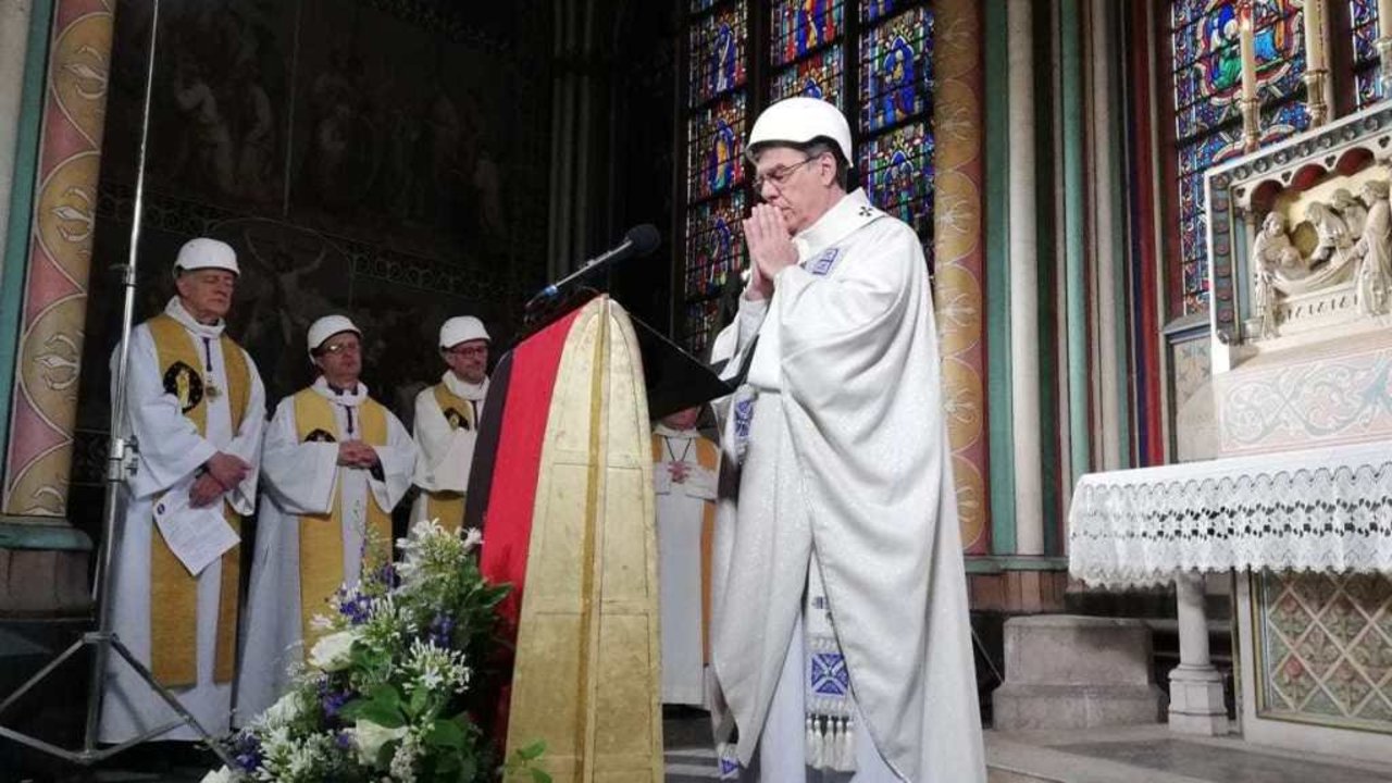 El arzobispo de París, Michael Aupetit, celebrando la misa en Notre Dame.