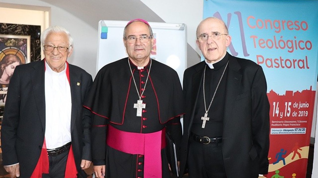 El P. Ángel, el obispo y el cardenal Osoro.