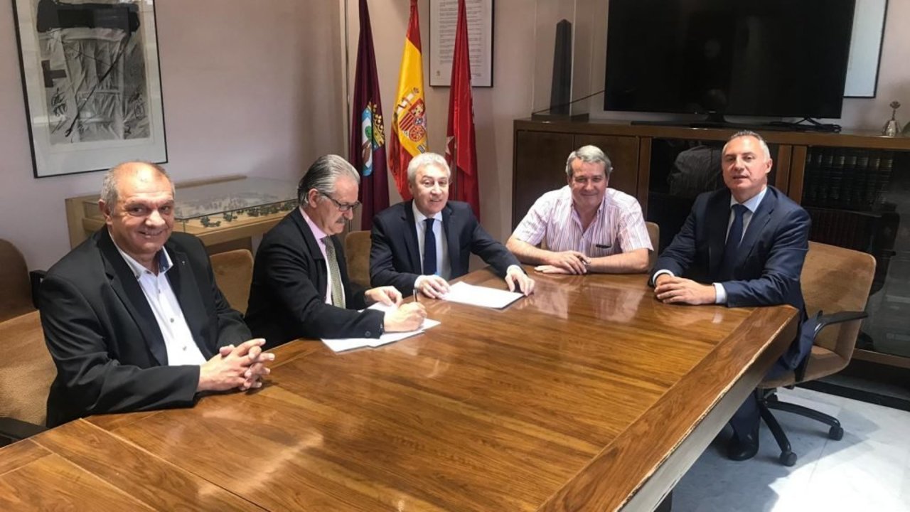 Representantes del CEM y de la empresa municipal de Servicios Funerarios y Cementerios de Madrid, en el acto de firma del convenio.