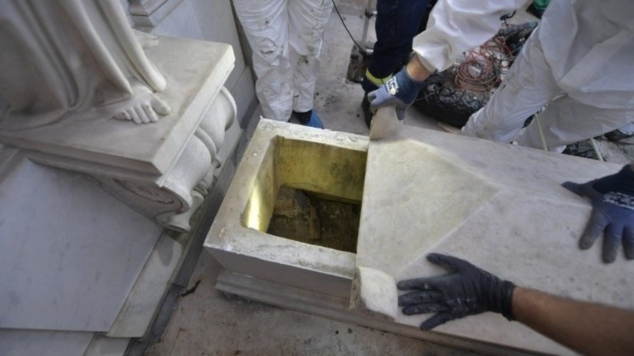 Apertura de las tumbas en el Cementerio Teutónico  (Vatican Media).