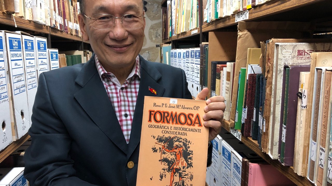 El embajador de Taiwán José María Liu con un libro de uno de los primeros predicadores.