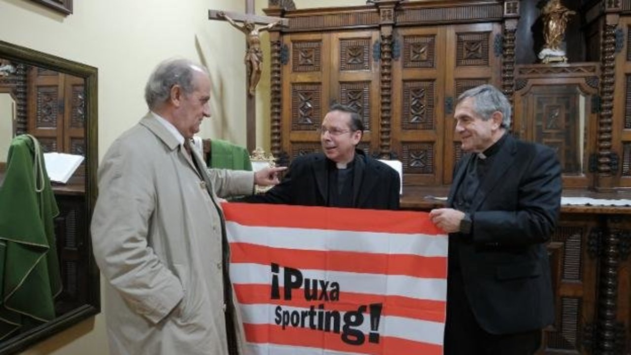 Mariano Fazio, en el centro, recibe la bandera del Sporting, en la sacristía de la basílica.  CAROLINA SANTOS