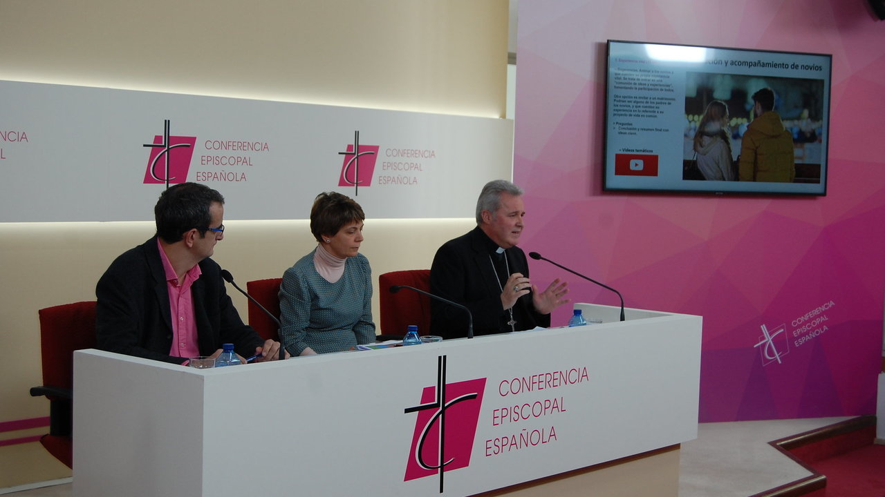 El obispo Mario Iceta presentando el itinerario para novios.