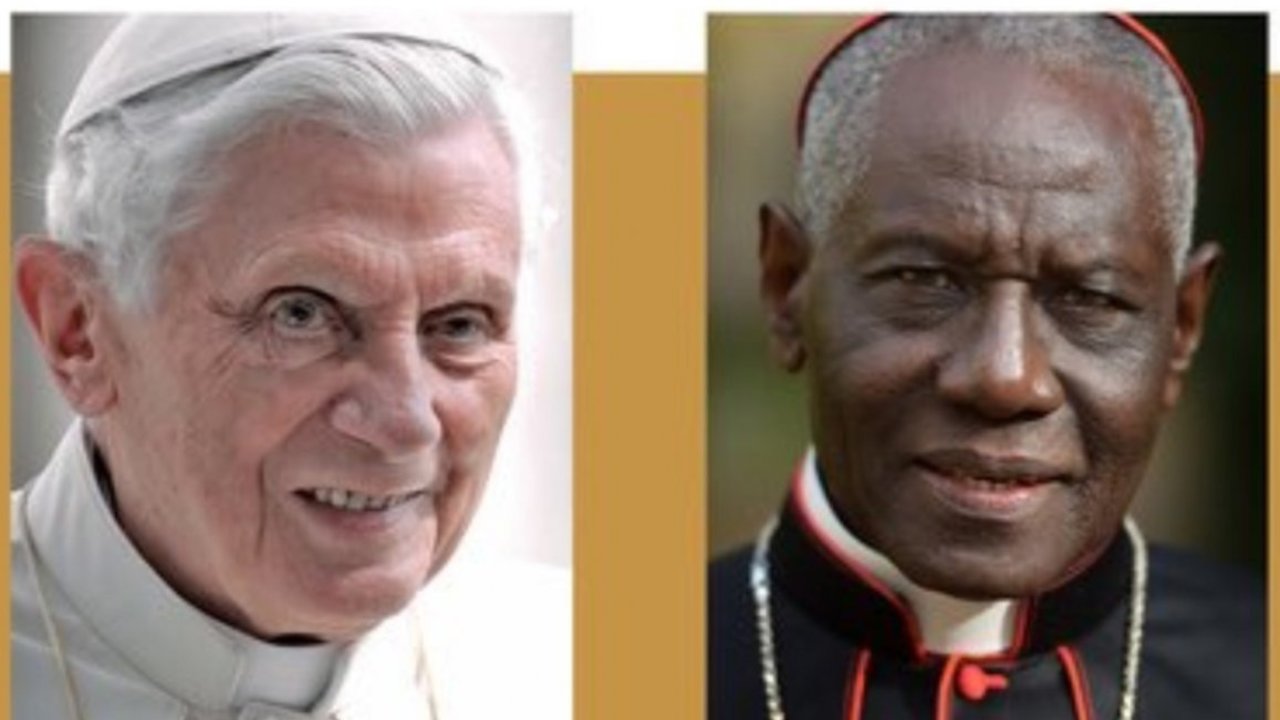 Benedicto XVI y el cardenal Robert Sarah.