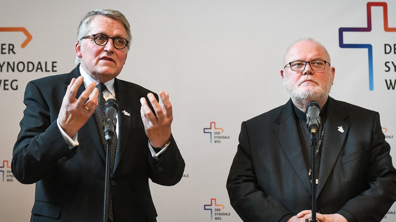 Thomas Sternberg (l.), Präsident des Zentralkomitees der deutschen Katholiken (ZdK), und Kardinal Reinhard Marx, Vorsitzender der Deutschen Bischofskonferenz (DBK), bei einer Pressekonferenz zur Eröffnung der Synodalversammlung am 30. Januar 2020 in Frankfurt.