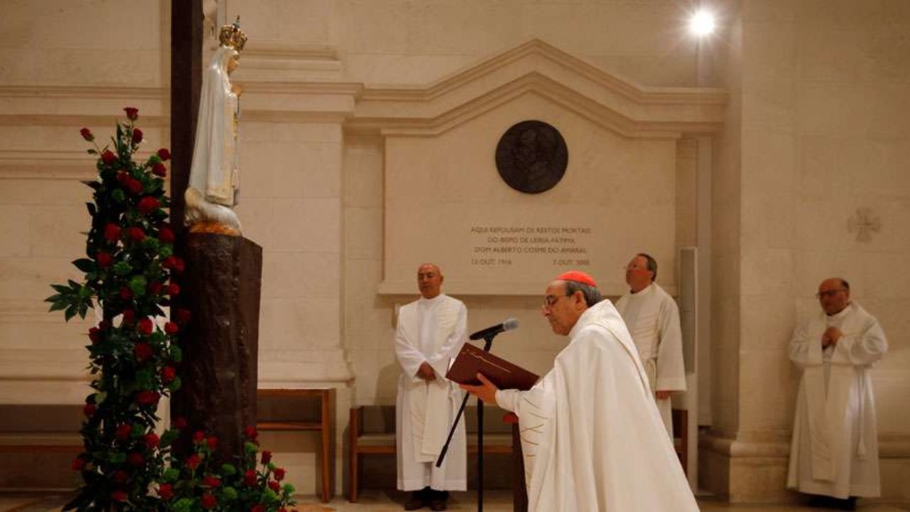 El cardenal Antonio Marto realiza la consagración ante la Virgen de Fátima en Portugal.