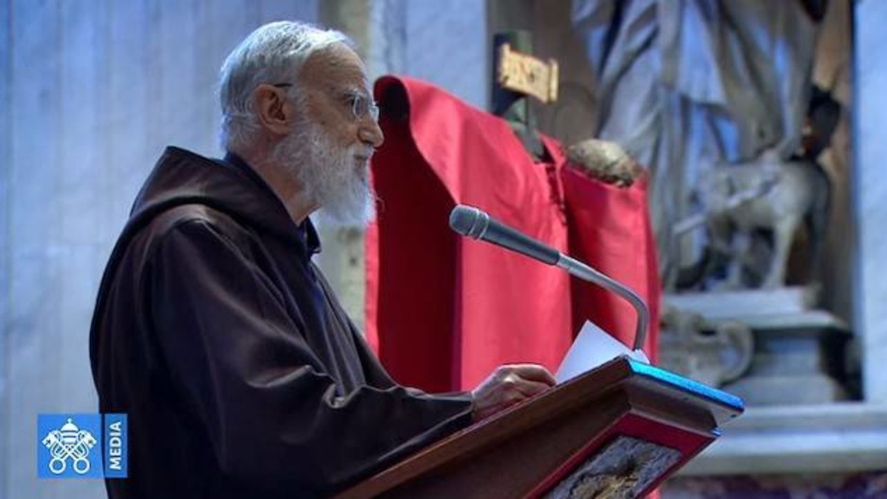 El P. Raniero Cantalamessa, predicador de la Casa Pontificia, en la homilía de la celebración de la Pasión del Señor.