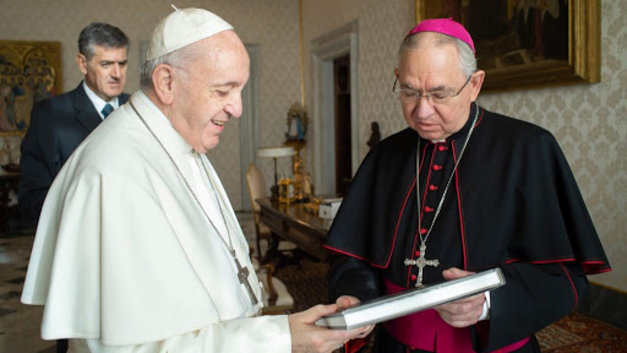 El Papa Francisco y el arzobispo de Los Ángeles, José H. Gómez.