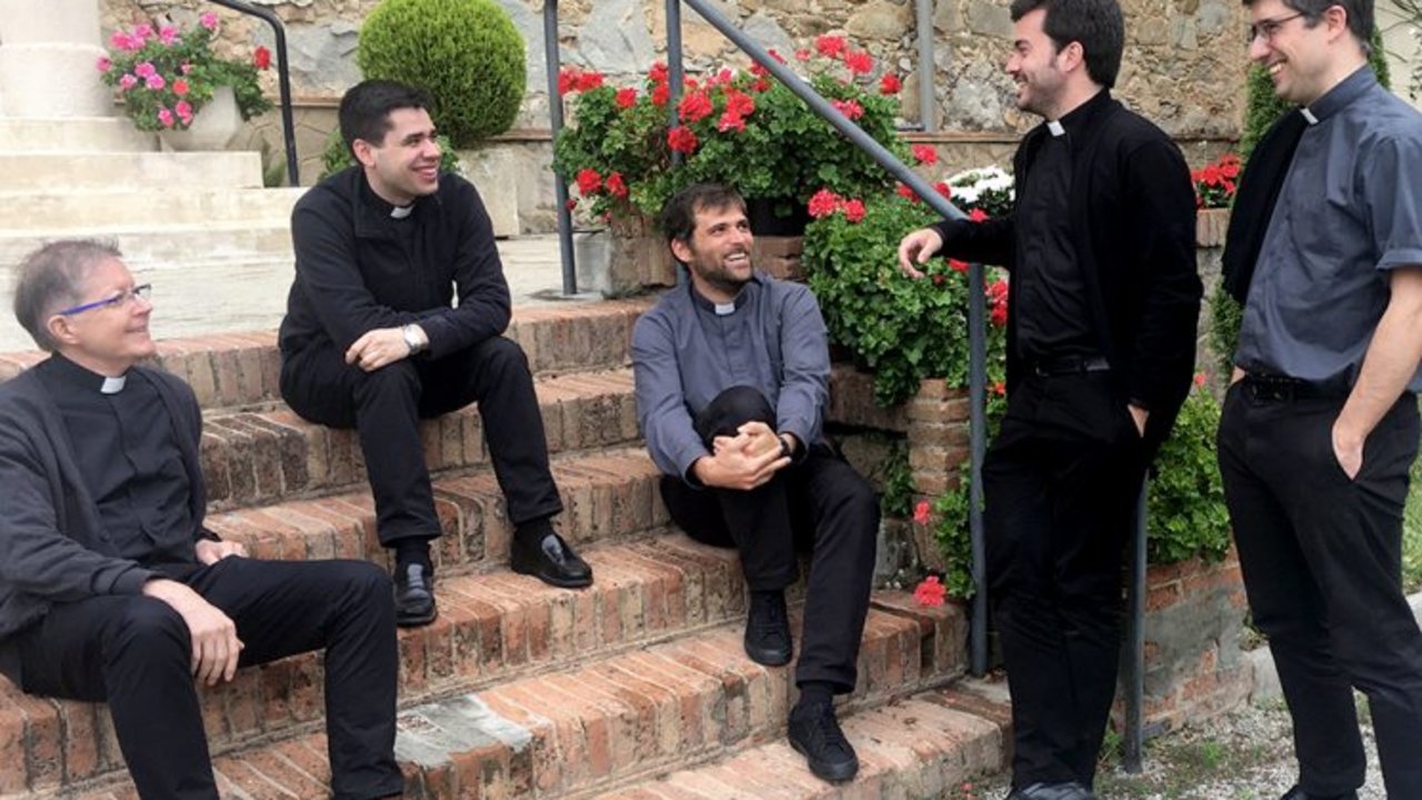 Seminaristas ordenantes de Barcelona: Jordi Avilés, Joan Mundet, Jordi Domènech, Diego Pino y Vicenç Martí.
