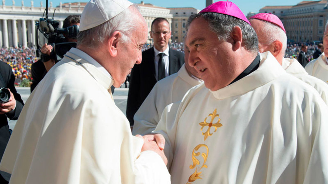 Mons. José Mazuelos Pérez junto al Papa.