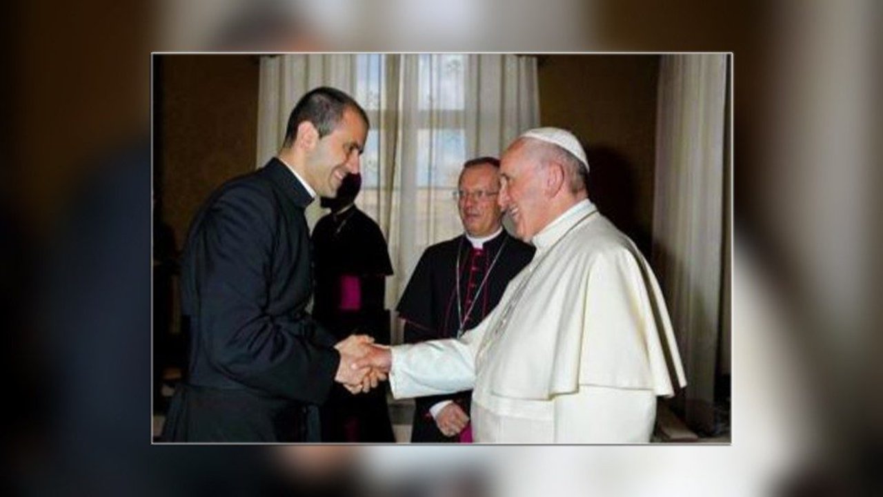 Fabio Salerno junto al Papa. 